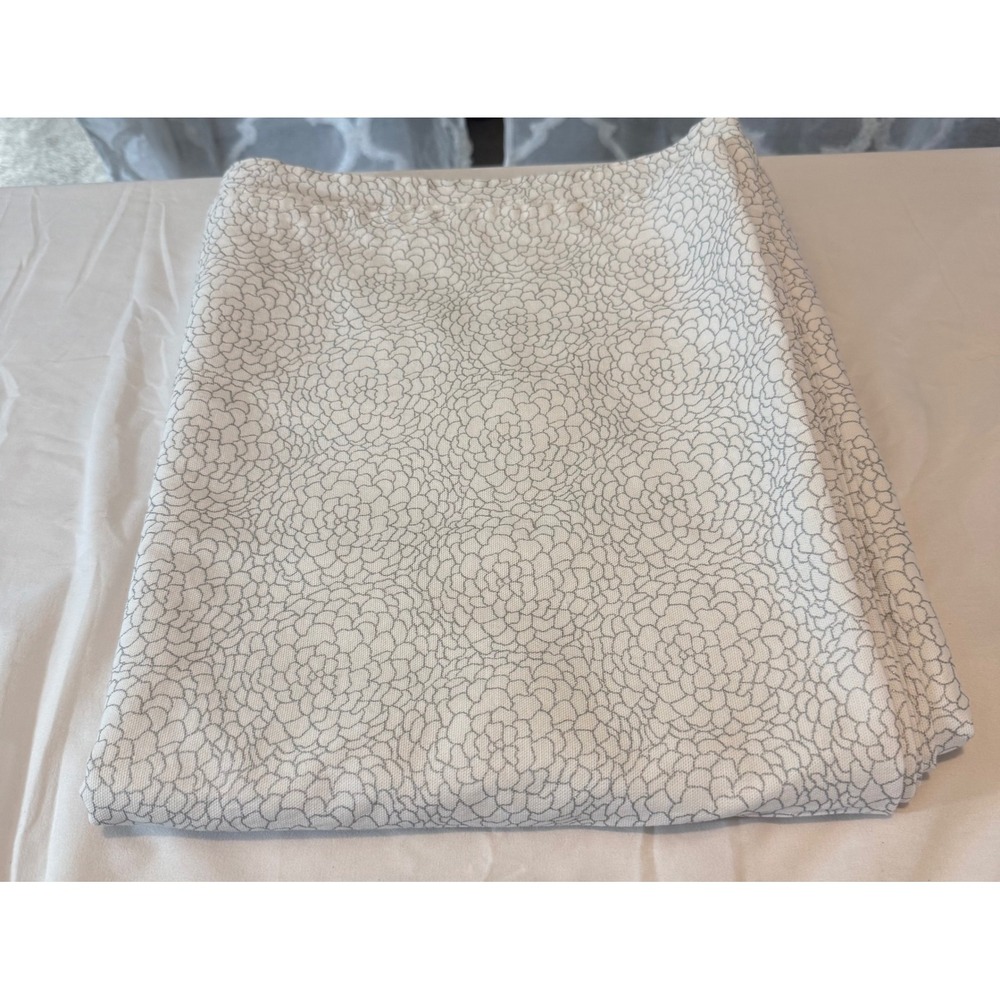 Calvin Klein White & Silver Floral Outline Rectangular Tablecloth 102 x 59
